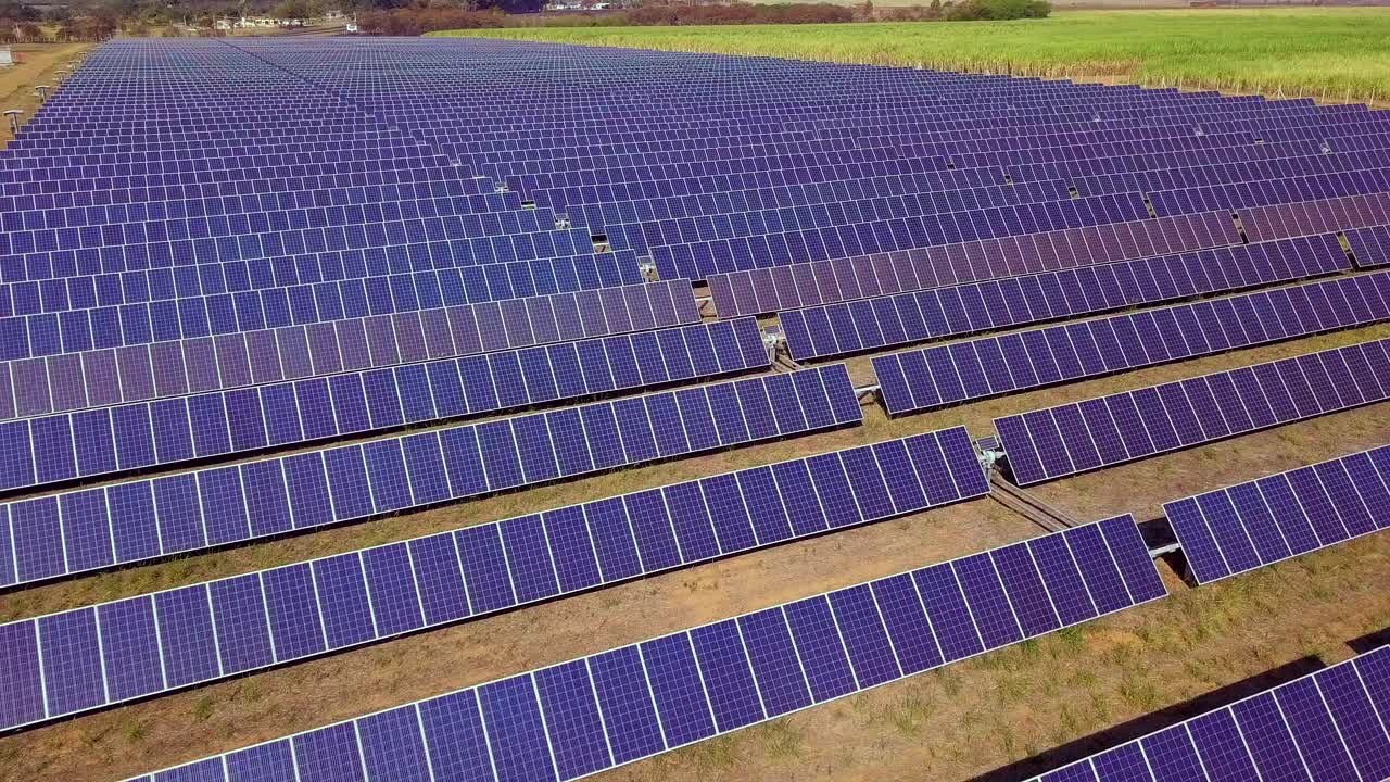 数百个太阳能模块或成排的太阳能板在大面积清洁能源生产上的航拍图像。无人机的视角视频下载