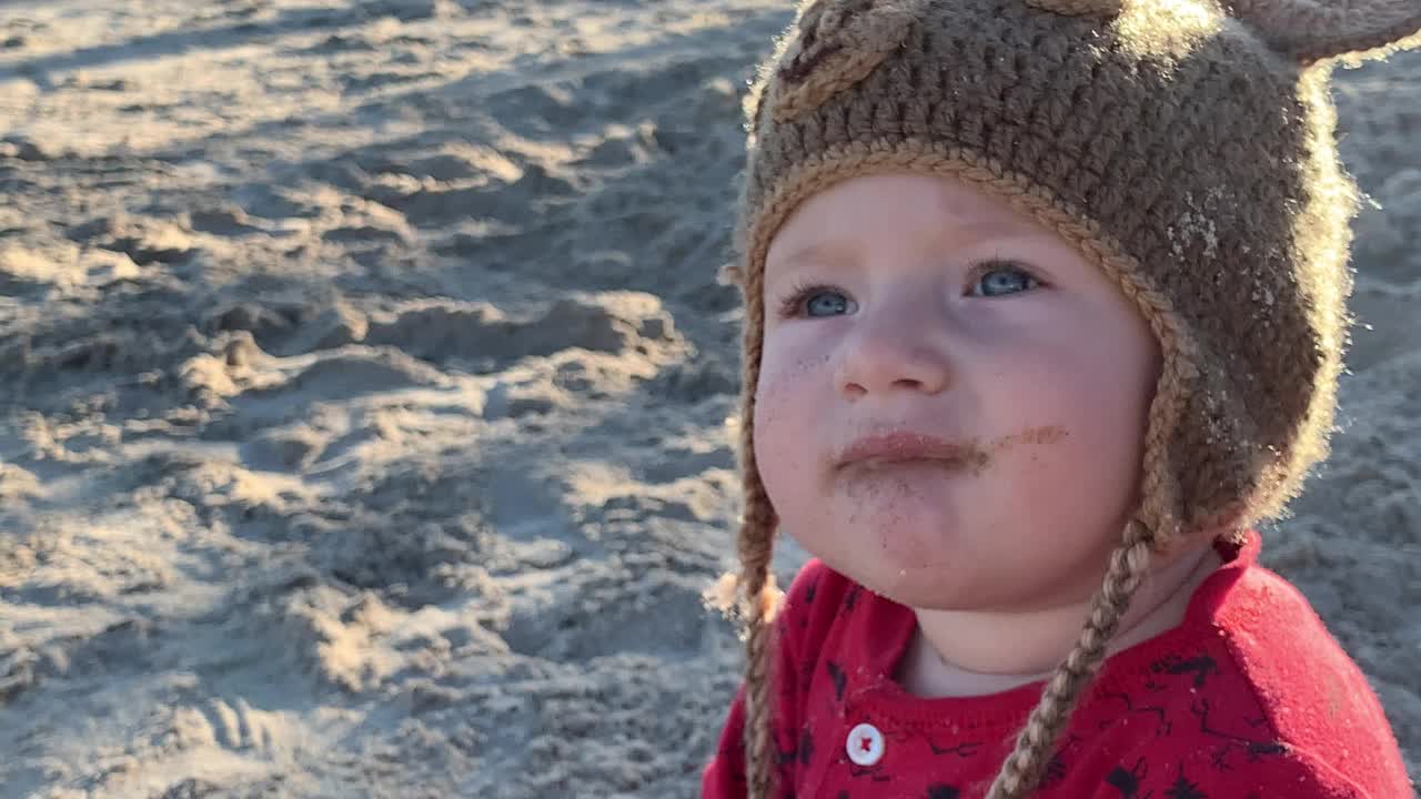 小女孩脸上有沙子，没有牙齿，没有拍手视频下载