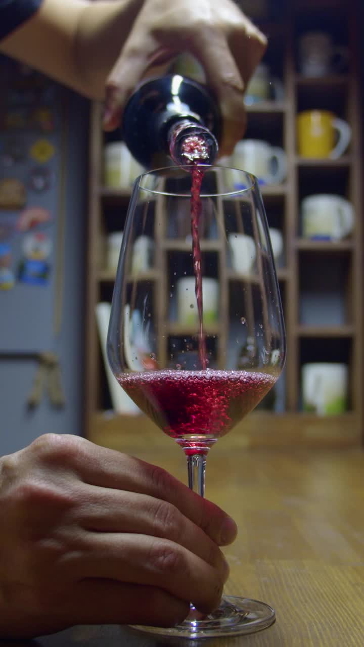 红酒倒进玻璃杯视频下载