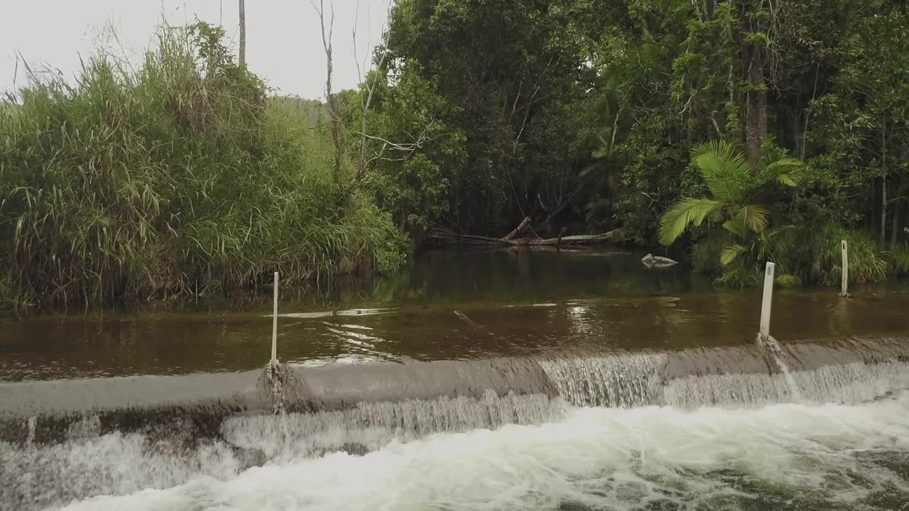 无人机鸟瞰图昆士兰澳大利亚汽车渡洪水河视频下载