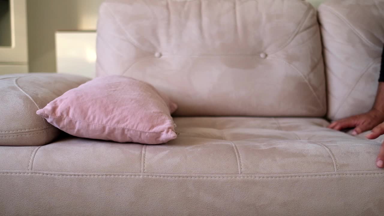 商人瘫坐在沙发上，需要在家里休息视频素材
