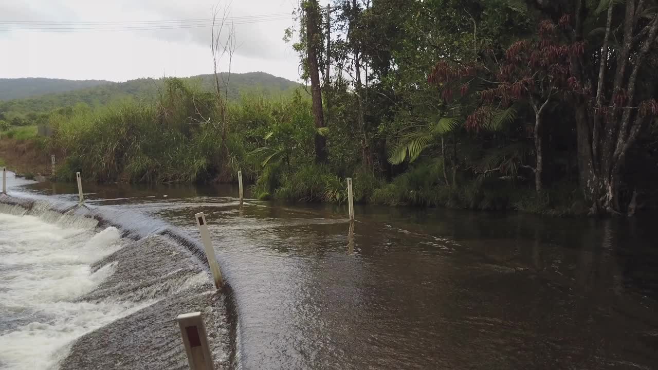 无人机鸟瞰图昆士兰澳大利亚汽车渡洪水河视频下载