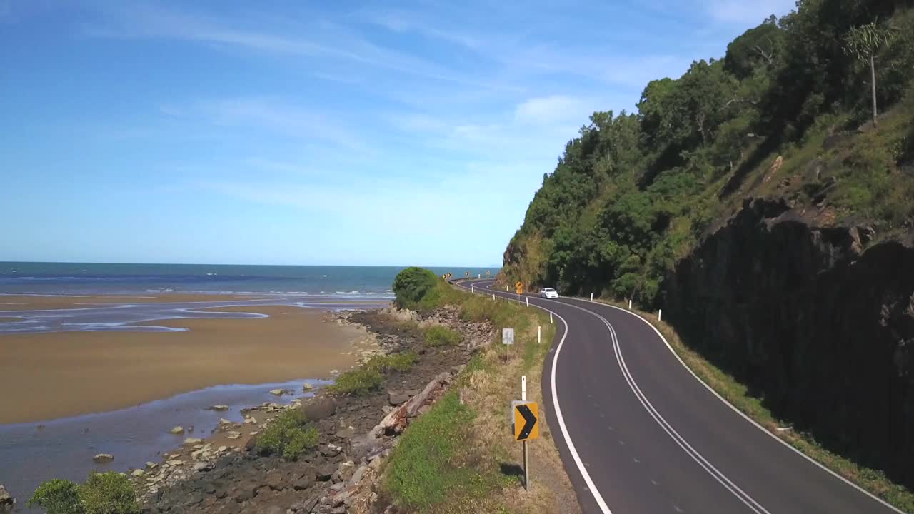 无人机鸟瞰澳大利亚昆士兰海洋风景高速公路视频下载