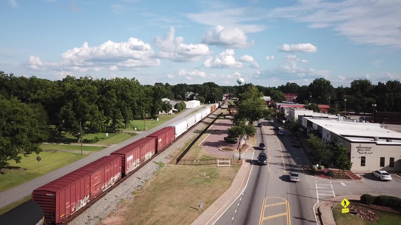 货运列车在亨利县乔治亚州无人机鸟瞰图视频下载