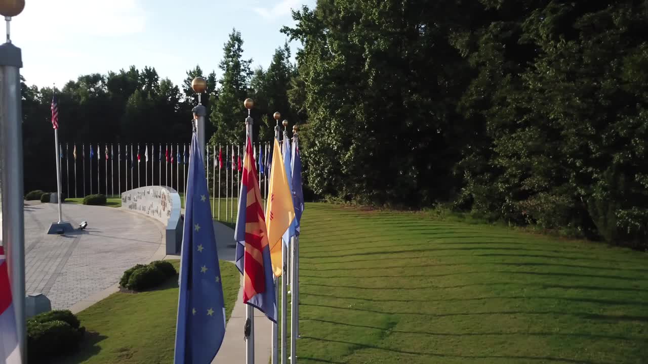 退伍军人荣誉墙战争纪念馆亨利县乔治亚州无人机鸟瞰图视频下载