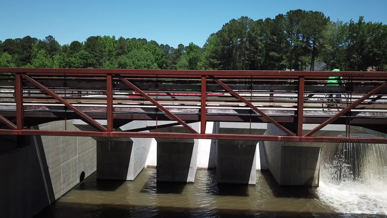 桃树市乔治亚无人机鸟瞰水库渡口视频下载