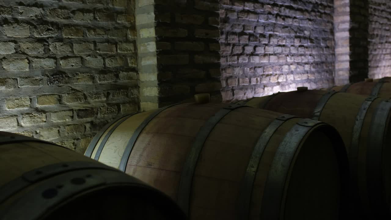 木桶放在黑暗的地方储存葡萄酒视频下载