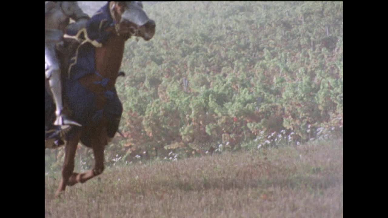 骑着长矛疾驰的Slomo骑士;1978视频素材