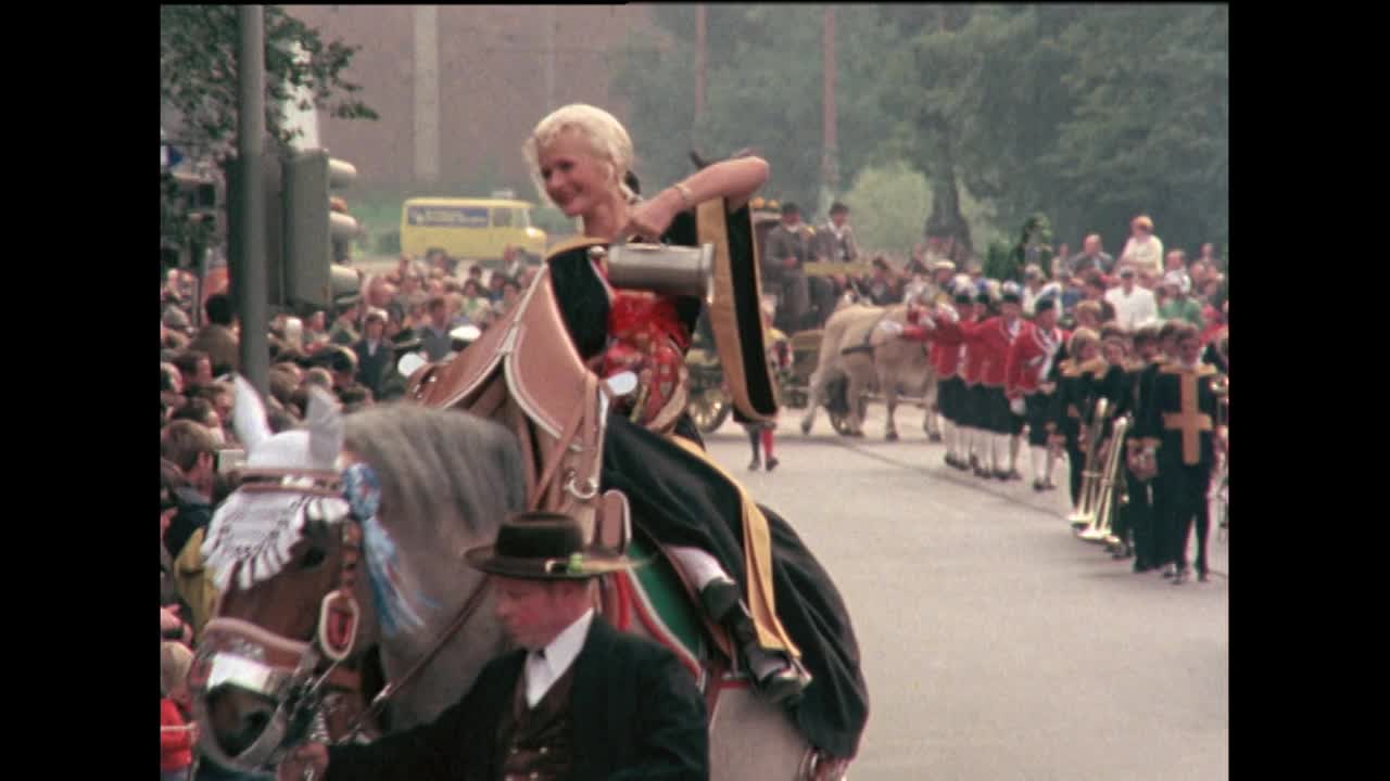 啤酒节游行，重型马匹和行进乐队;1978视频下载