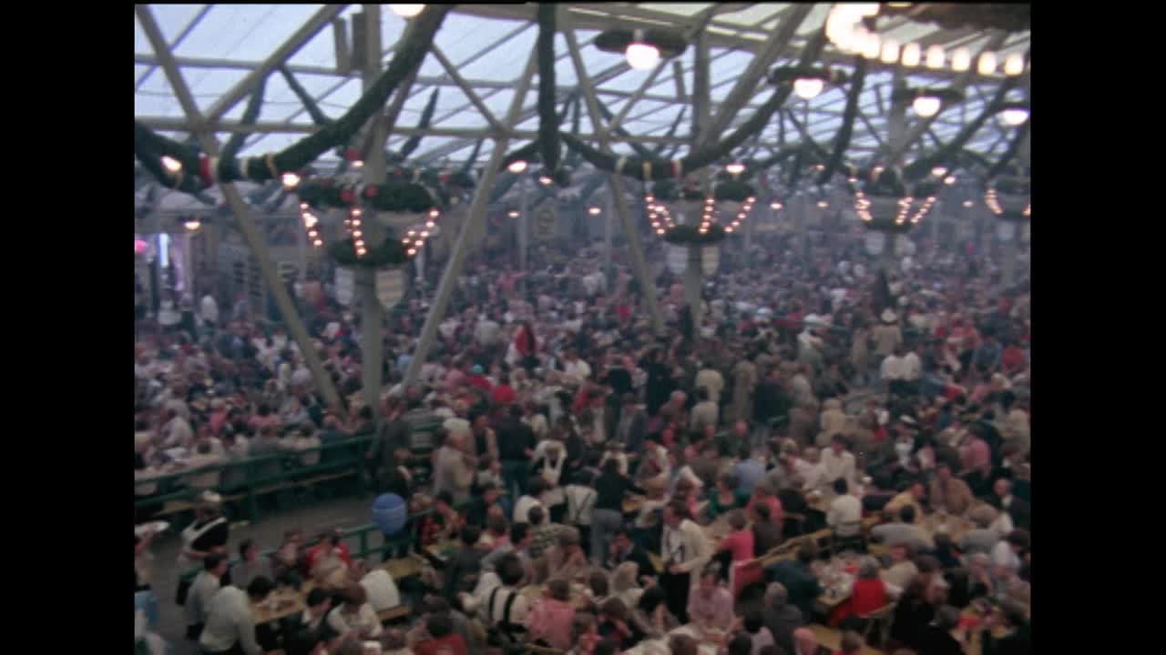 慕尼黑啤酒节期间，拥挤的啤酒厅供应啤酒;1978视频素材