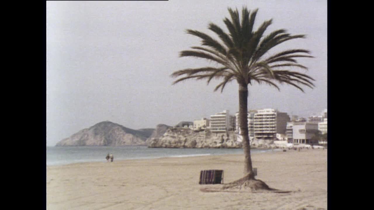 空旷的贝尼多姆海滩给人们穿上了暖和的衣服;1983视频下载