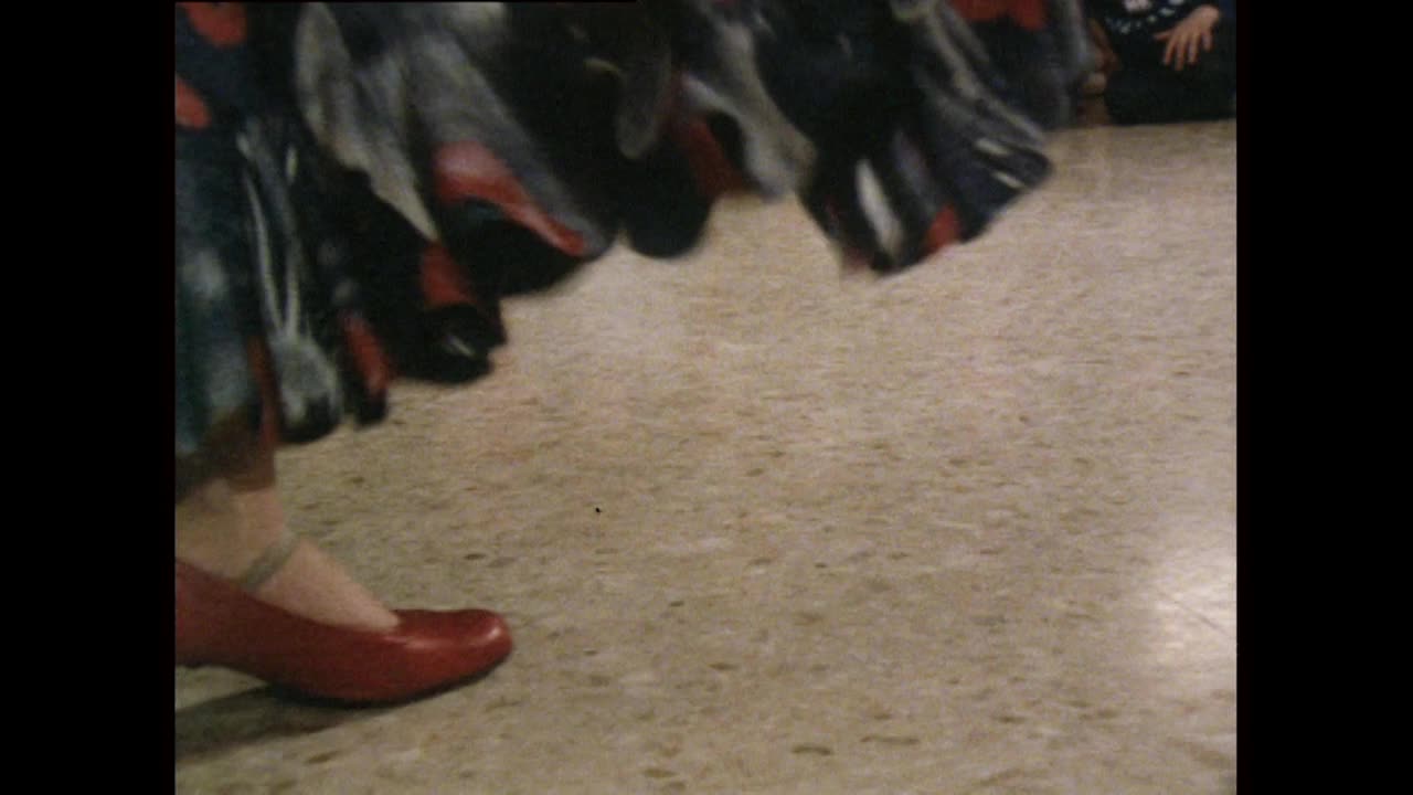 在贝尼多姆，两名弗拉门戈舞者为游客表演;1983视频下载