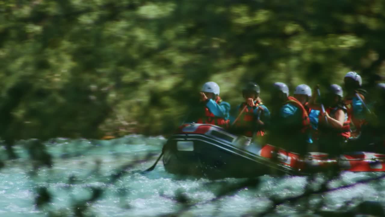 一群划木筏的人视频素材