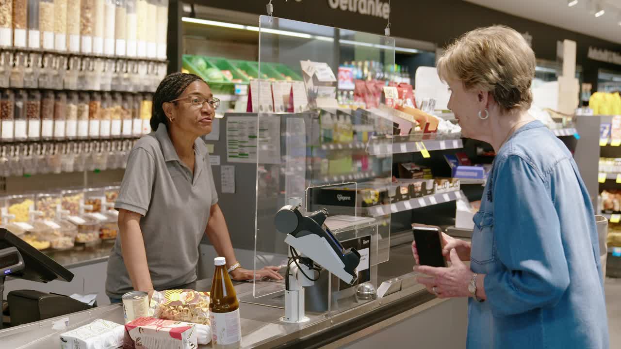 在超市买杂货的老年女性顾客视频下载