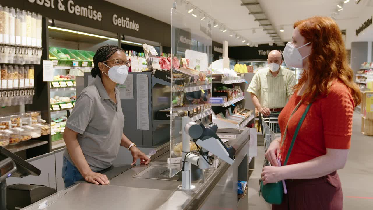 流行病期间，一名女顾客在杂货店进行非接触式付款视频下载