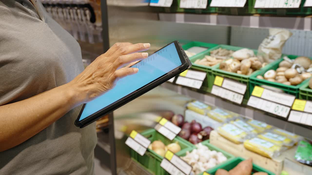一名女子用电子平板电脑控制超市的库存视频下载