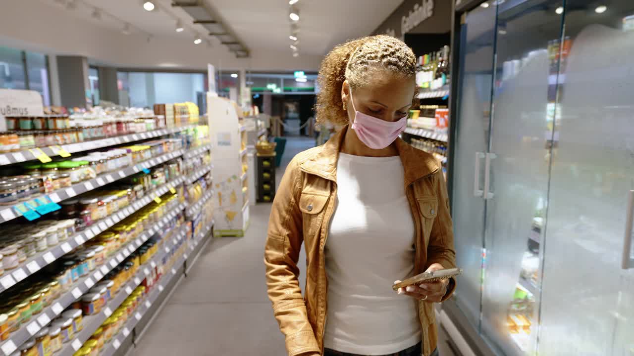 人们在流行病期间在超市购买食品杂货视频素材