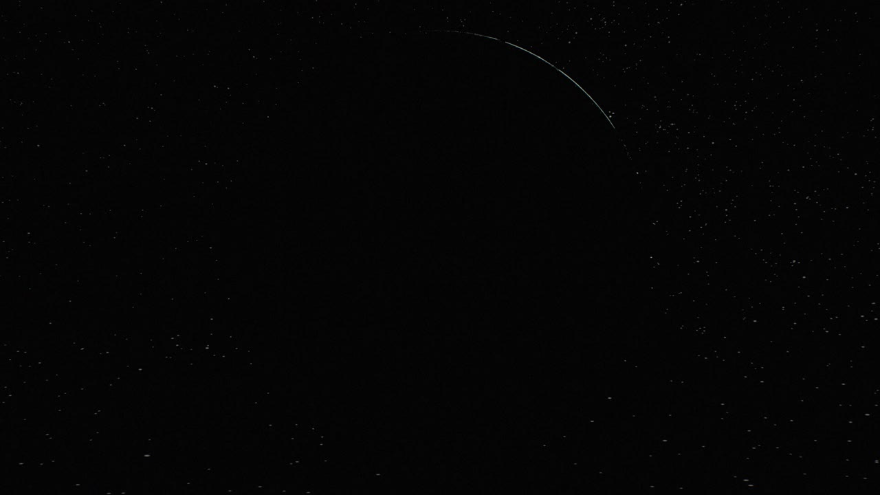 月亮在太空中旋转，背景是黑色的星星视频素材