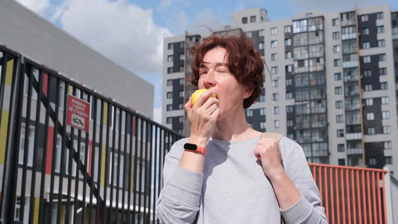 一个女人在街上吃油桃视频下载