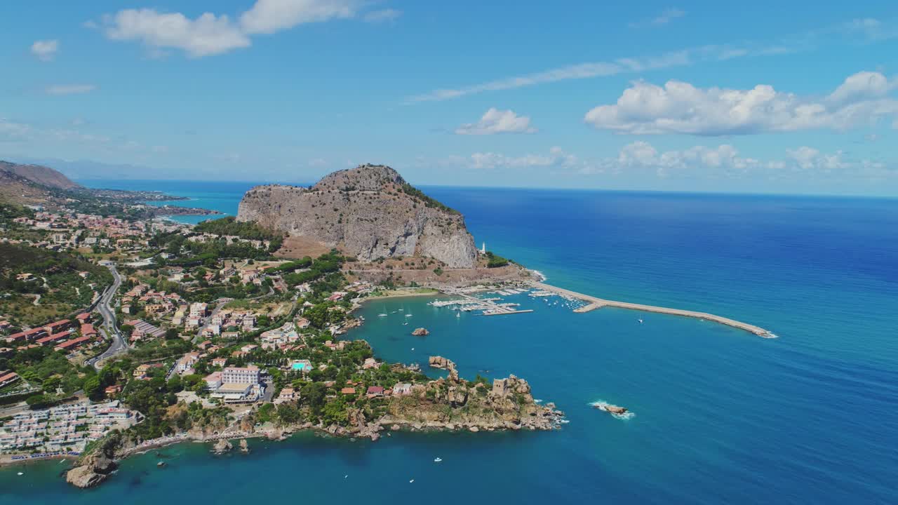 从空中俯瞰意大利西西里岛的Cefaly城视频下载