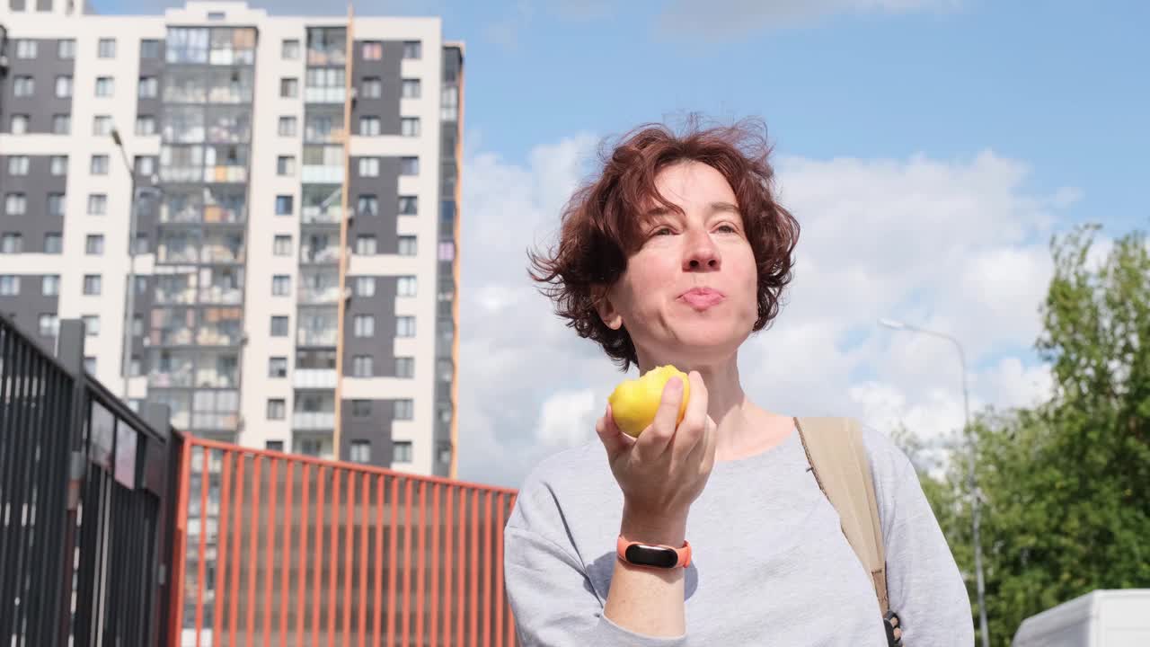 一个女人在街上吃油桃视频下载