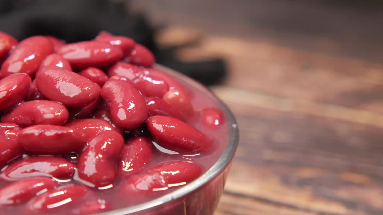 红豆放在碗里放在桌上。视频下载