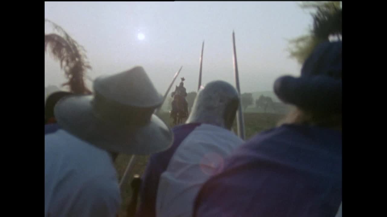 Slomo骑士骑在马上，手持长剑向长枪兵飞奔;1978视频下载