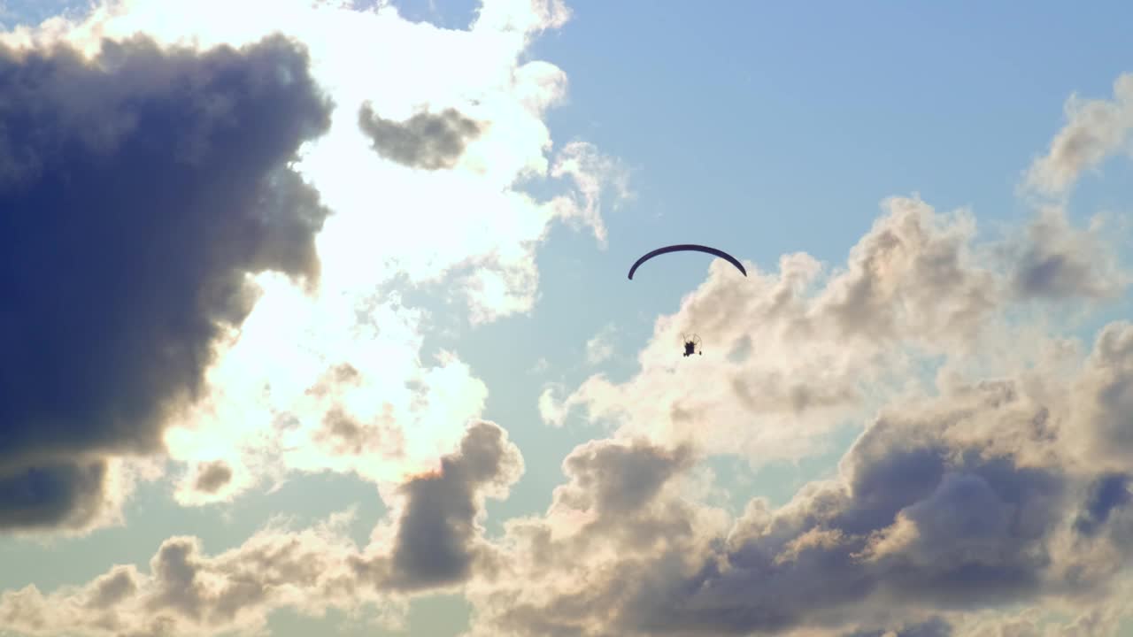 滑翔伞飞向阴天日出实现遗愿清单梦想视频素材