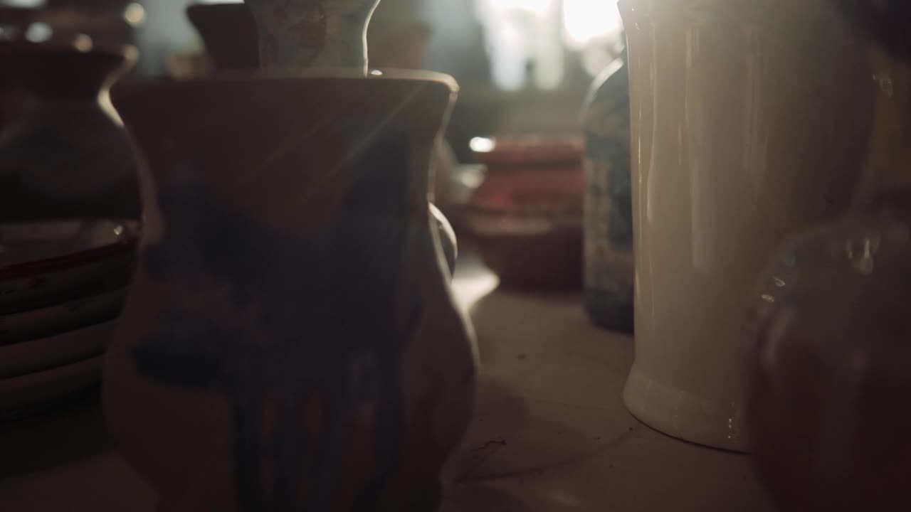 大师班制作的陶瓷产品。视频素材