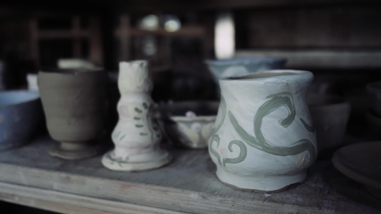 大师班制作的陶瓷产品。视频素材