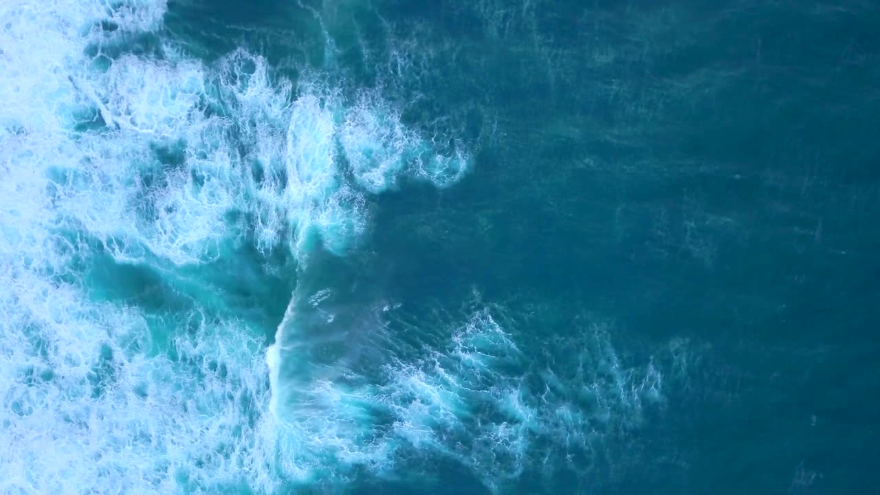 鸟瞰图的海浪接近霍基帕海滩视频下载