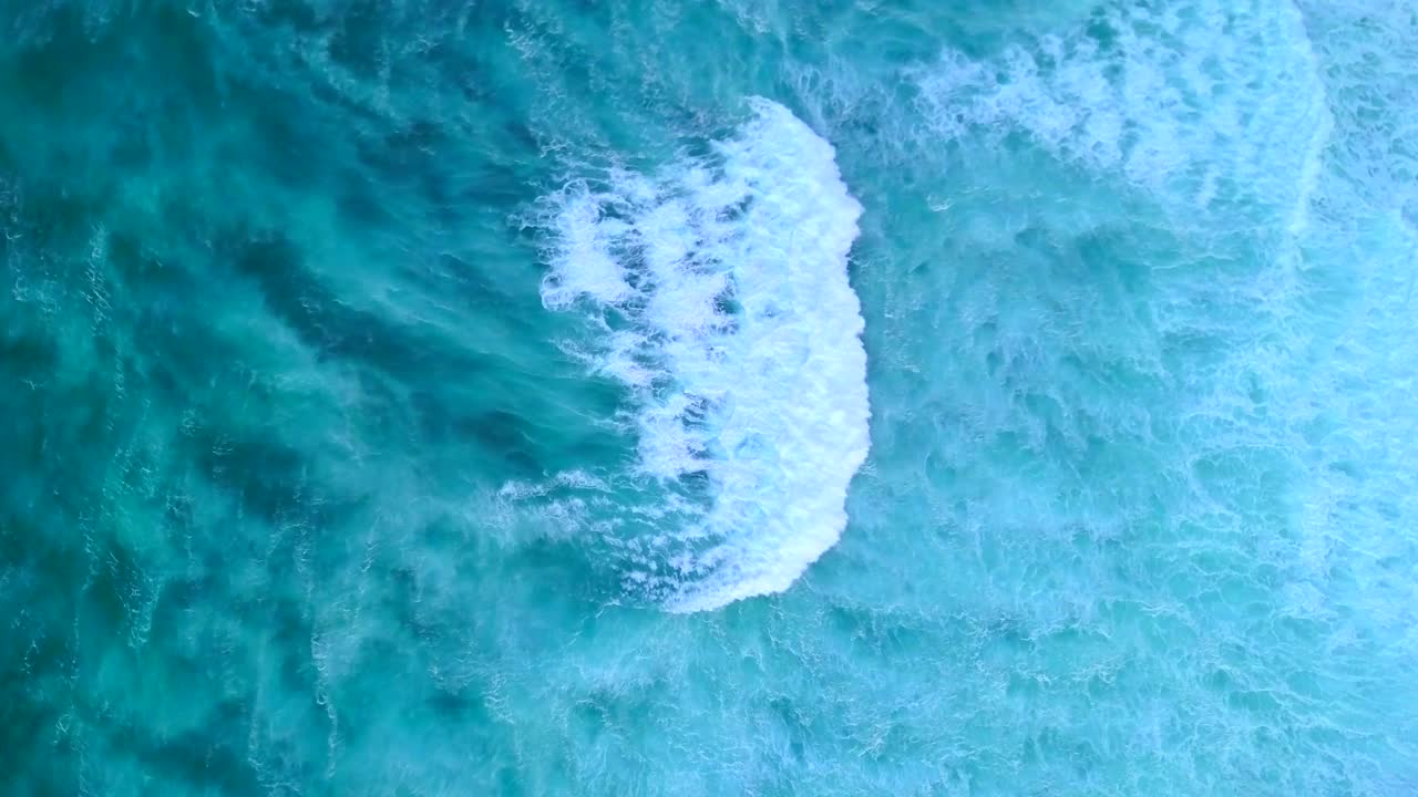 鸟瞰图的海洋运动在Hookipa海滩视频下载