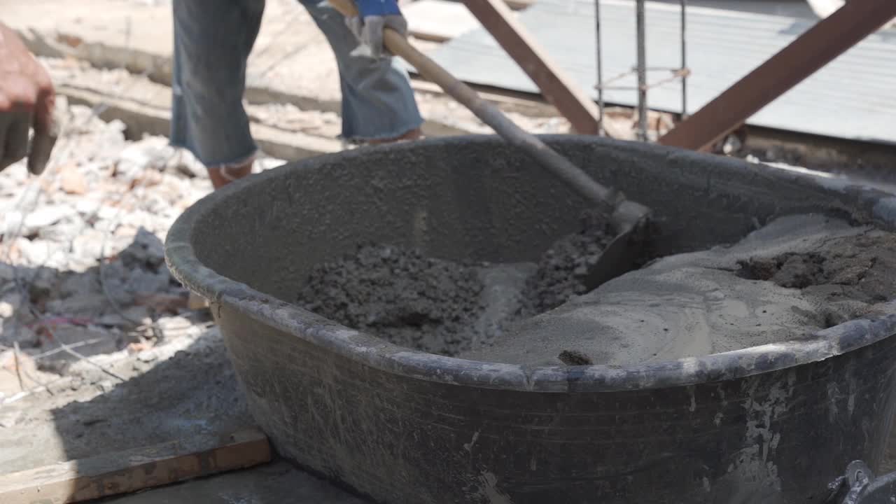 工人在建筑工地浇筑水泥。视频素材