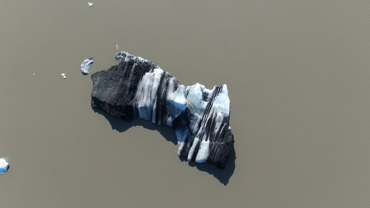 冰岛Solheimajokull冰川泻湖上的冰山俯视图视频下载