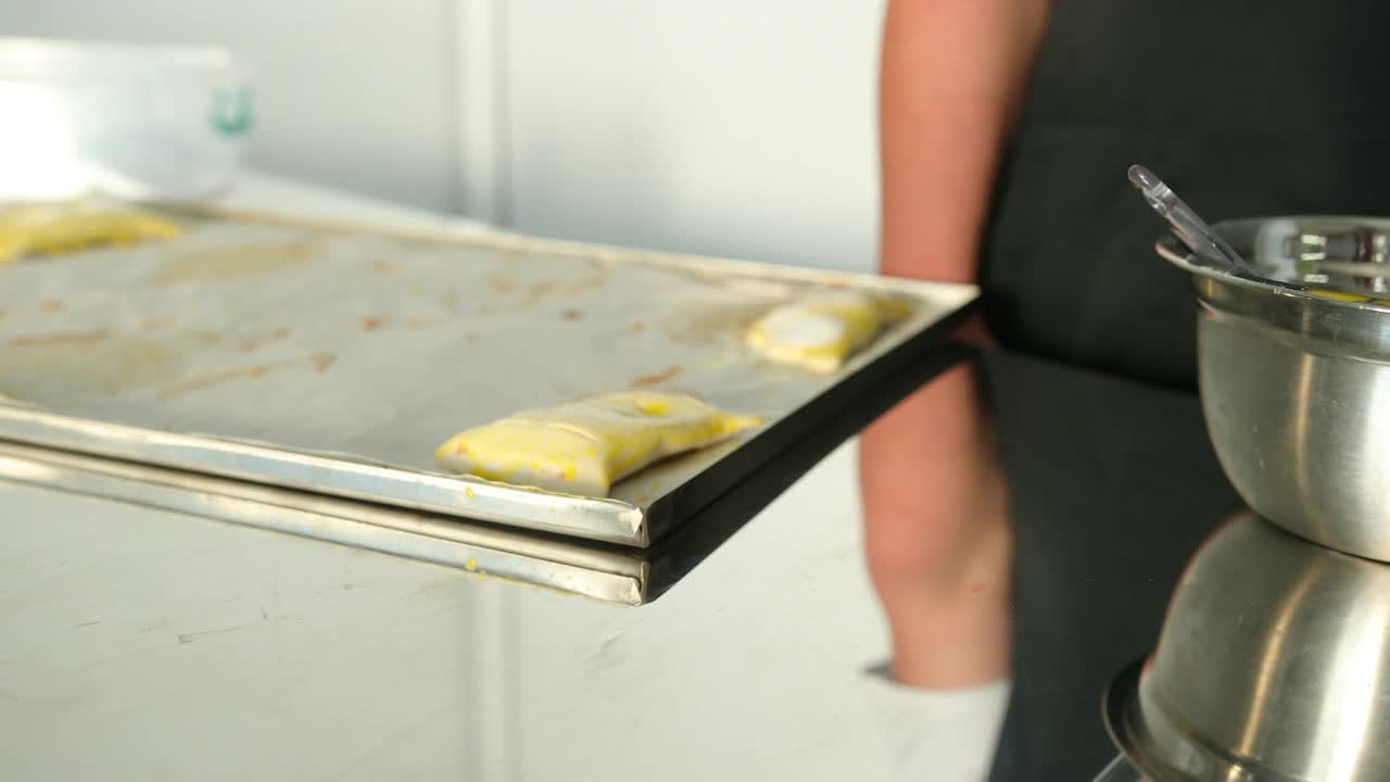 用刷子把准备好的生面团混合在一起，用来做小圆面包、小甜饼。视频素材