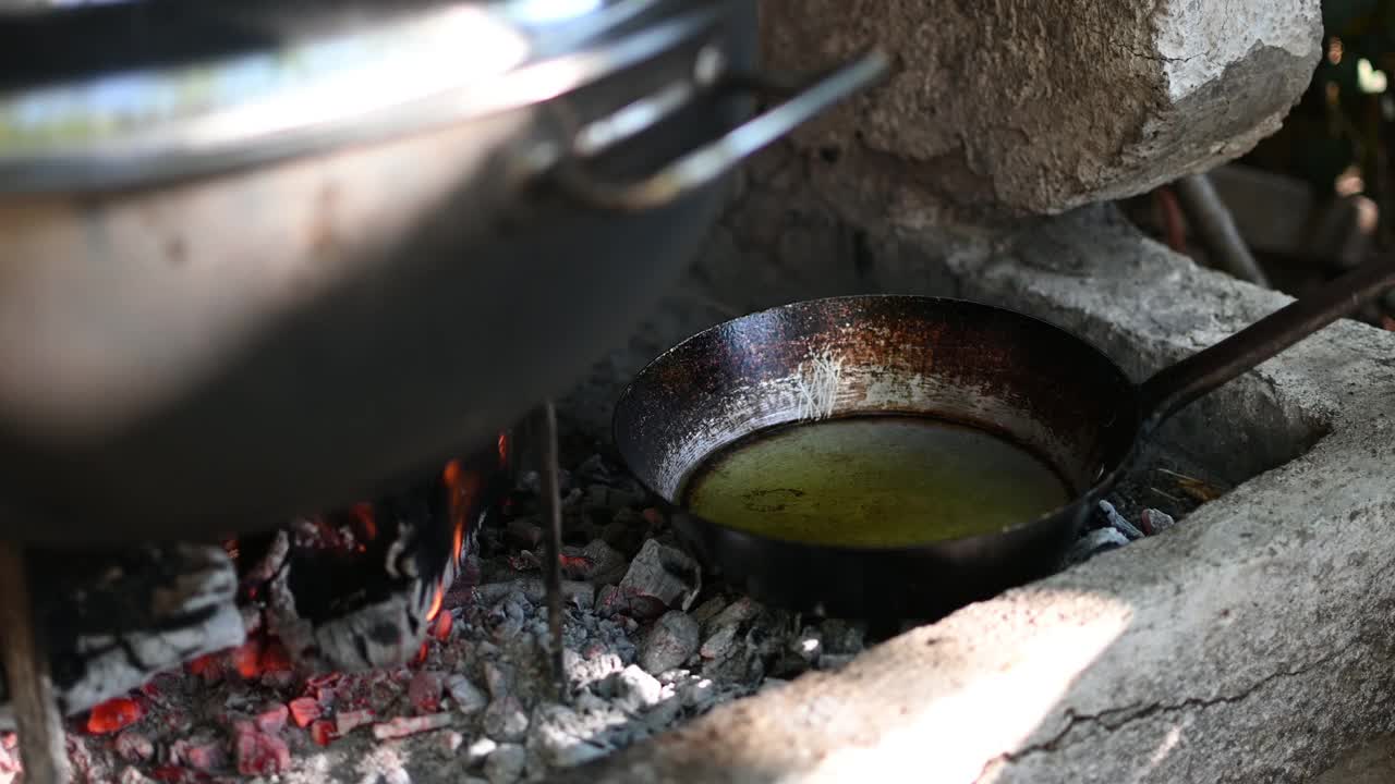 乡村厨房的传统做法是用明火做饭视频下载