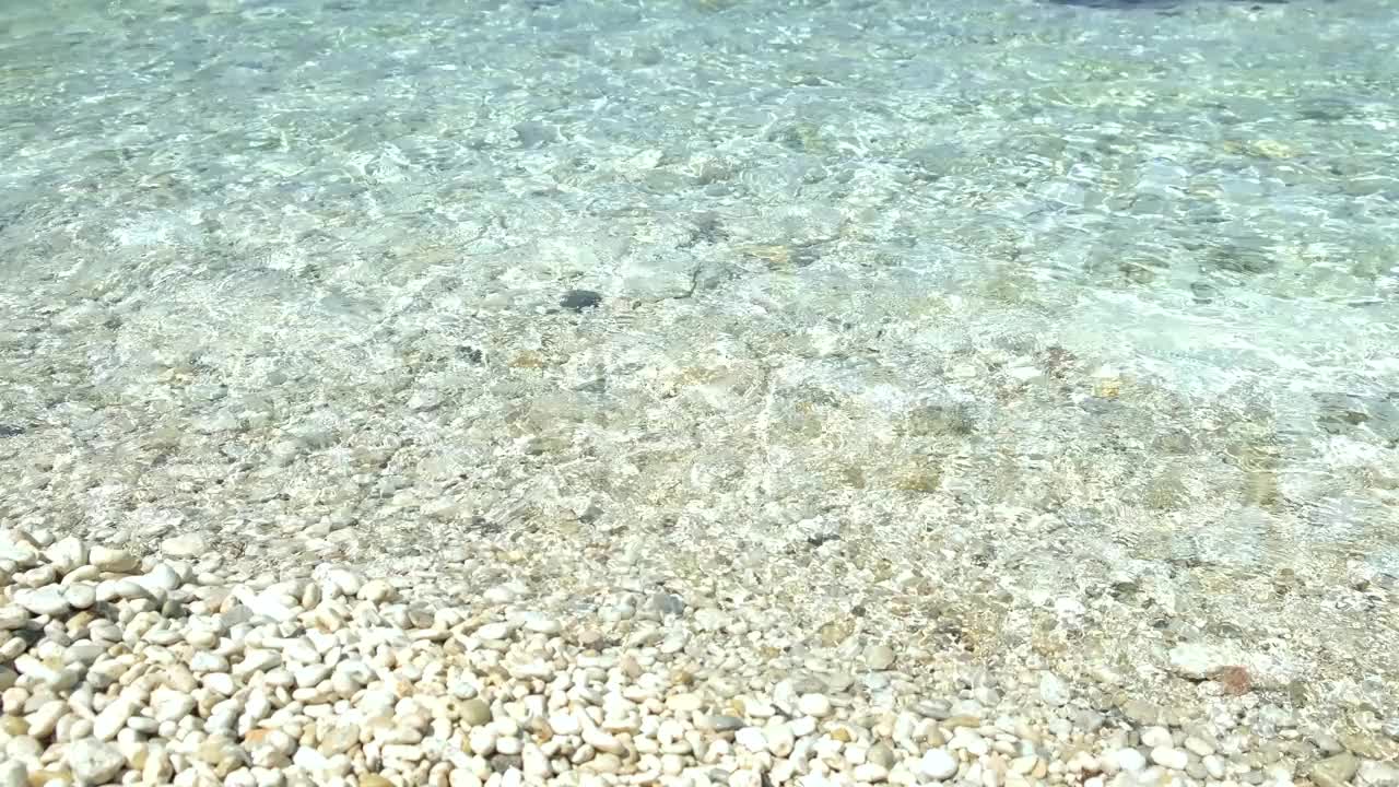 海浪拍打着海面。视频素材