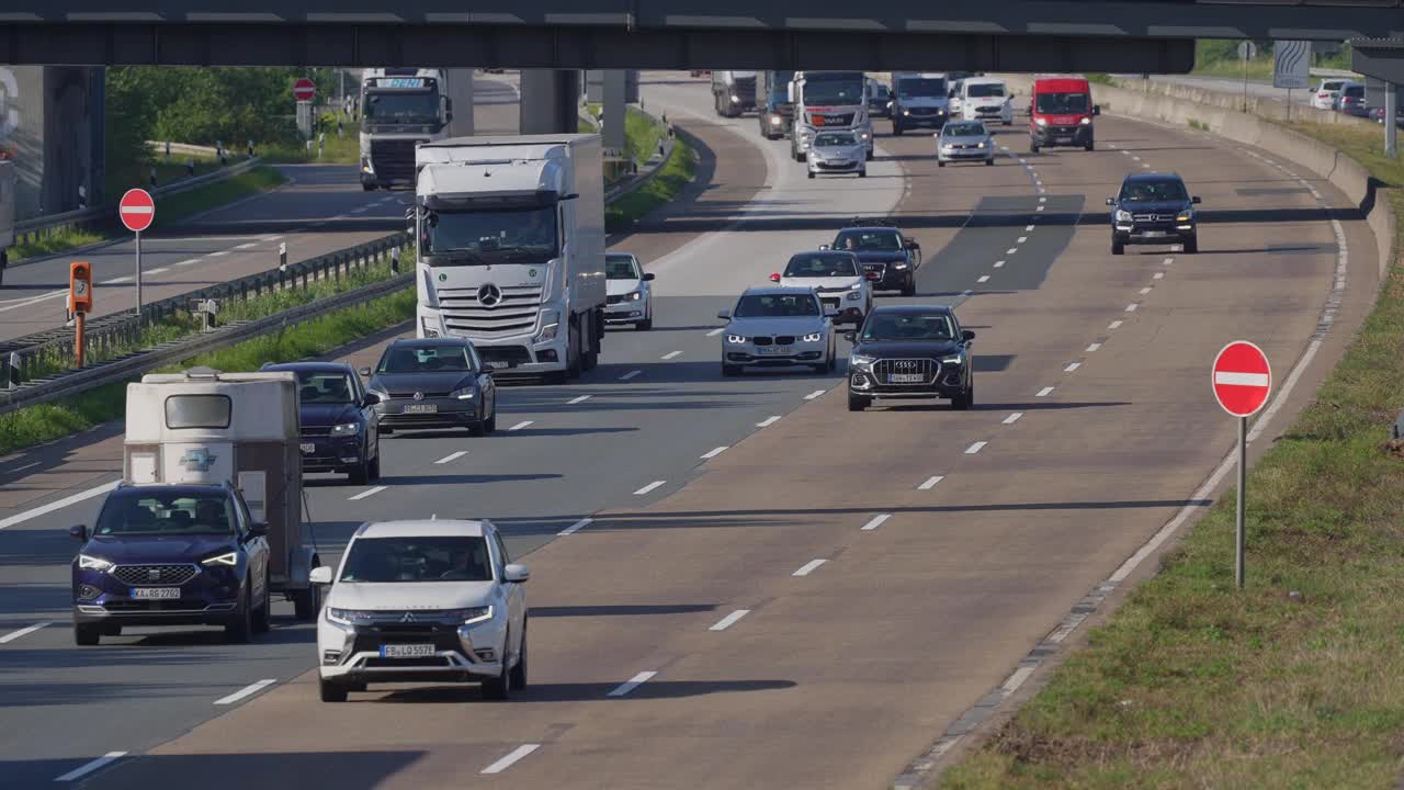 德国黑森州法兰克福A5高速公路上的道路交通视频下载