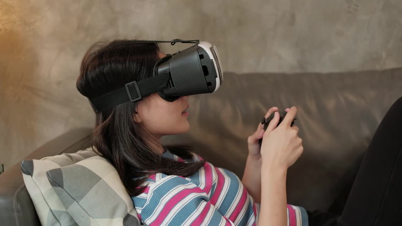 亚洲女人与VR眼镜头戴和游戏乐趣控制器。视频素材