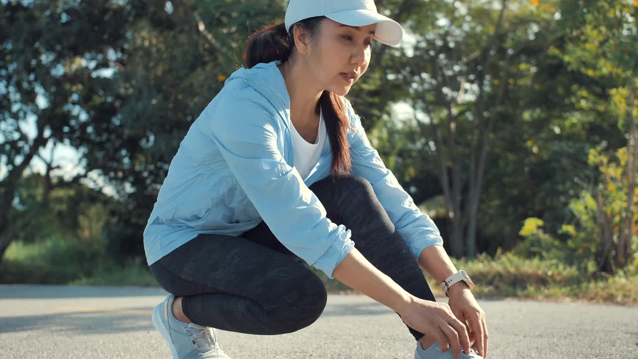 亚洲上了年纪的妇女正在准备基本的锻炼，早上跑步。视频下载