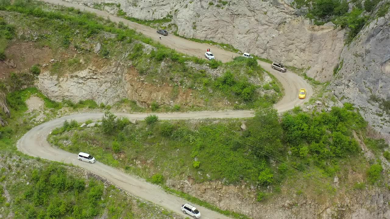 汽车沿着蜿蜒的山路行驶。视频下载