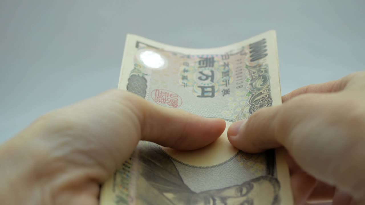 女性手数日本钞票视频素材