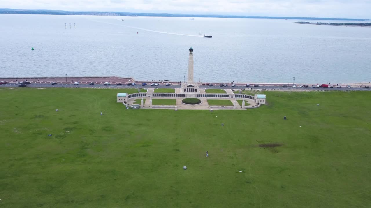 无人驾驶飞机接近朴茨茅斯海岸战争纪念碑视频下载