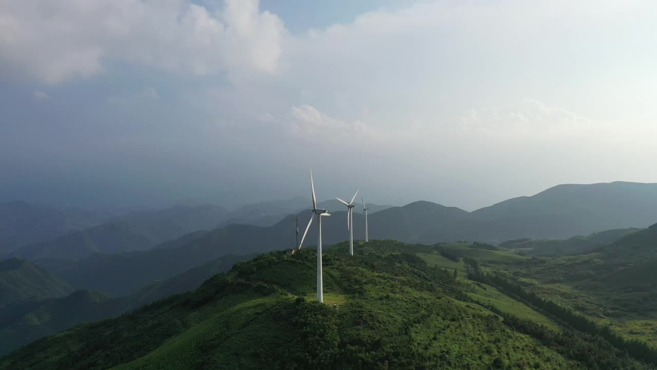 日落时山上的风力涡轮机视频素材