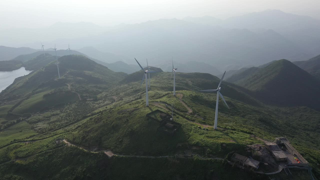 日落时山上的风力涡轮机视频素材