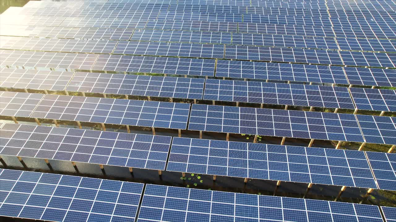 鸟瞰图的太阳能农场与太阳能电池生产可再生电力。节能和替代能源的概念视频下载