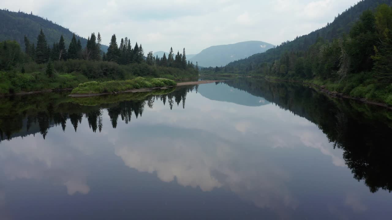 鸟瞰图的北方自然森林和河流在夏天，魁北克，加拿大视频素材