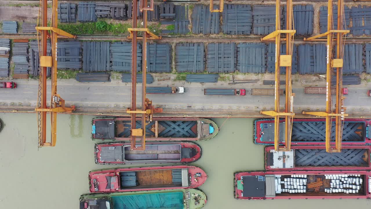 钢铁码头和货船视频素材