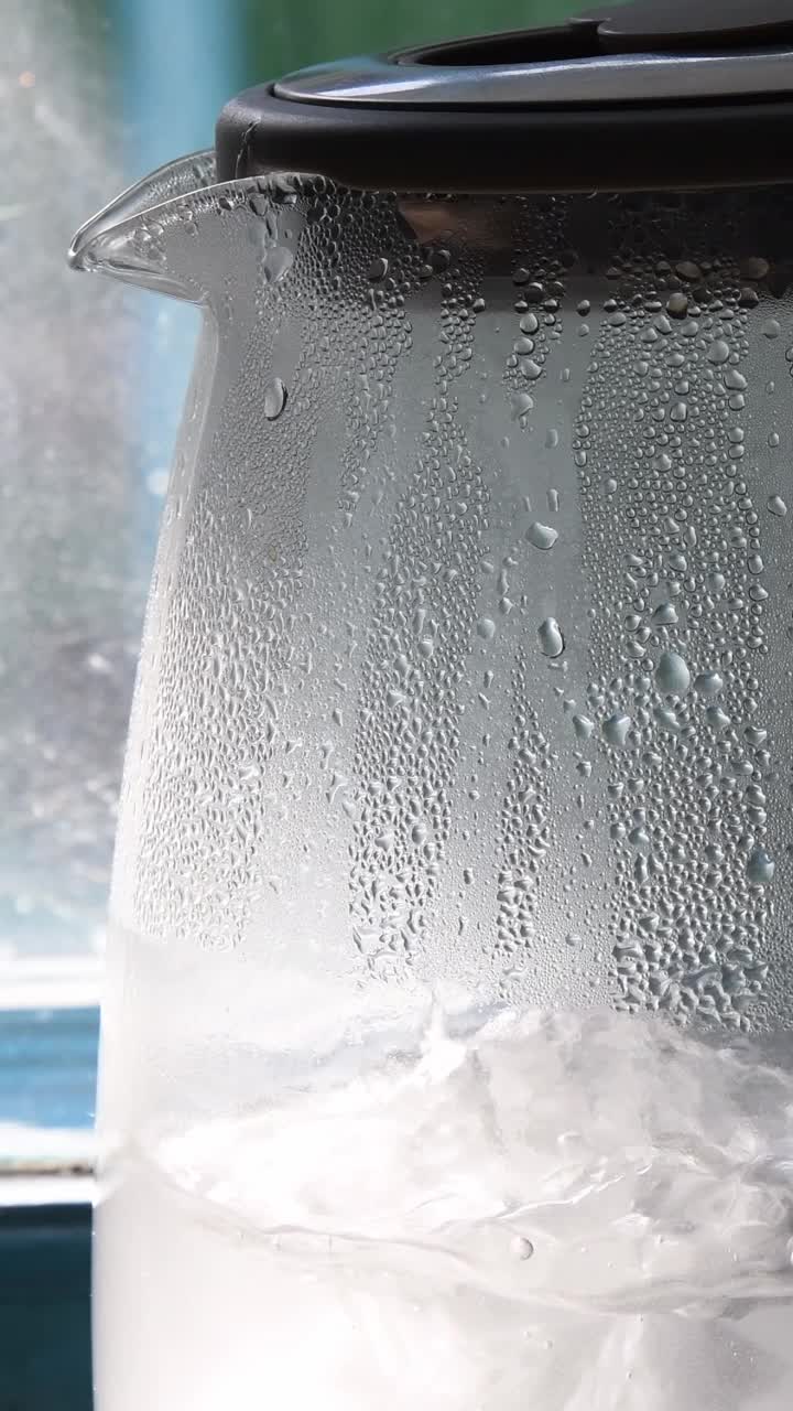 厨房窗户旁边的透明水壶里有沸水视频素材