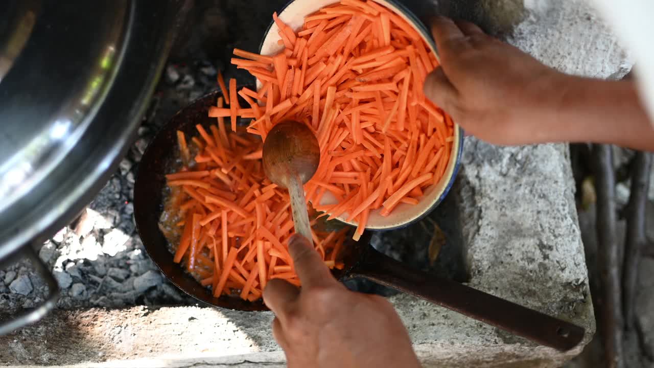 乡村厨房用胡萝卜在火上烤食物的传统方法视频素材